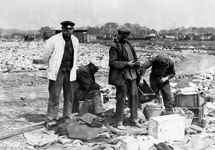 Klunsere på lossepladsen, 1932