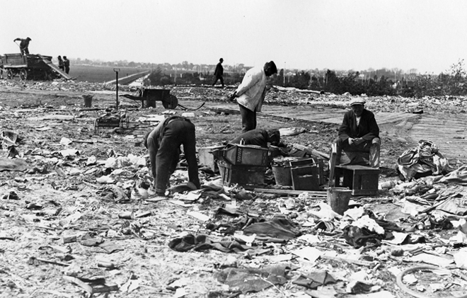 Arbejde på lossepladsen, 1932